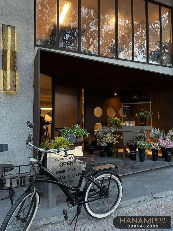 best cafes with fresh flower decorations in Da Nang