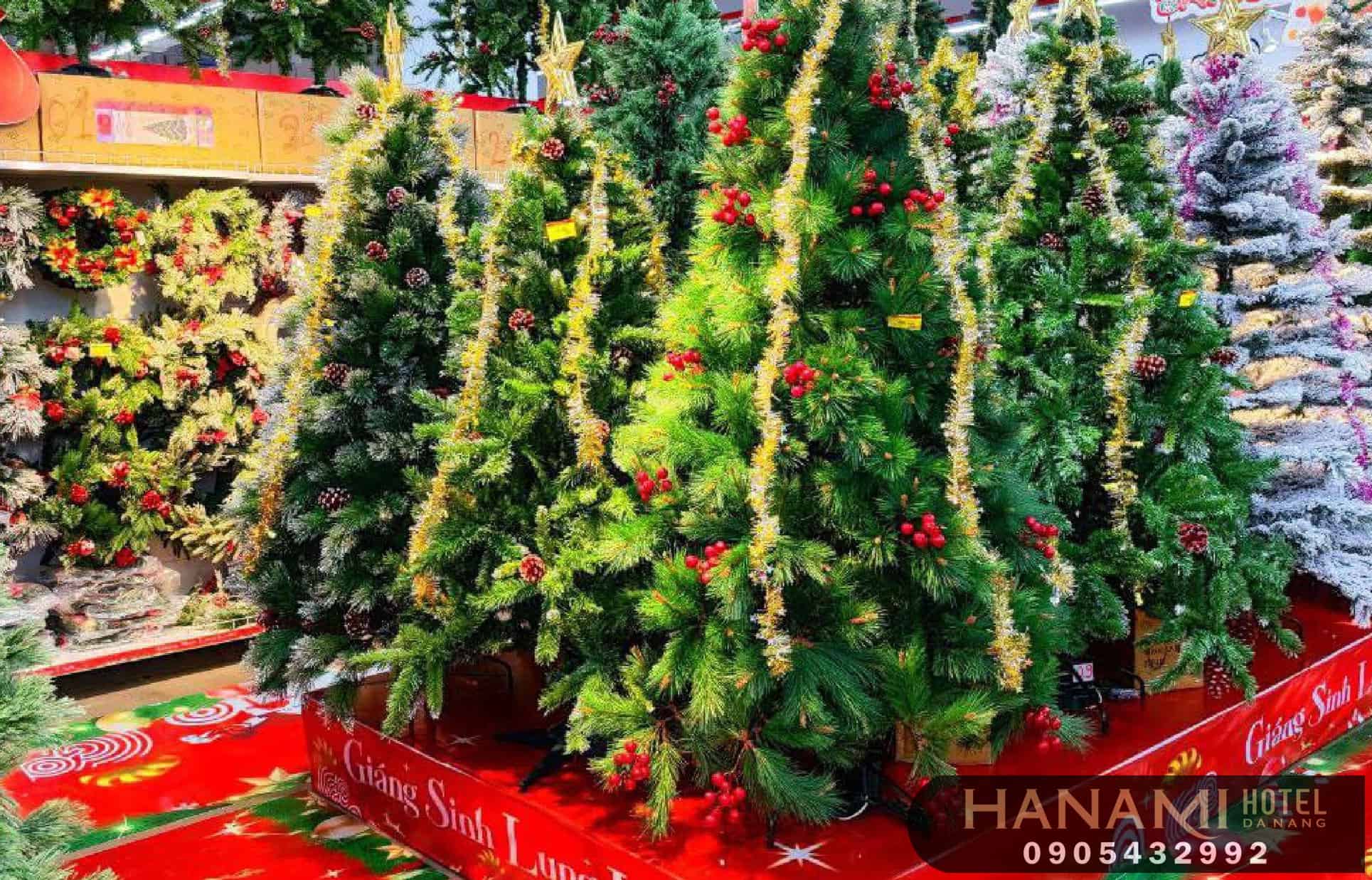 selling christmas trees in da nang