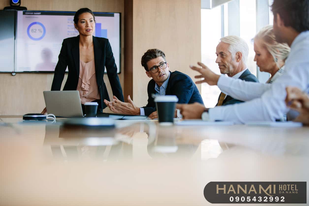 CEO khách sạn là gì