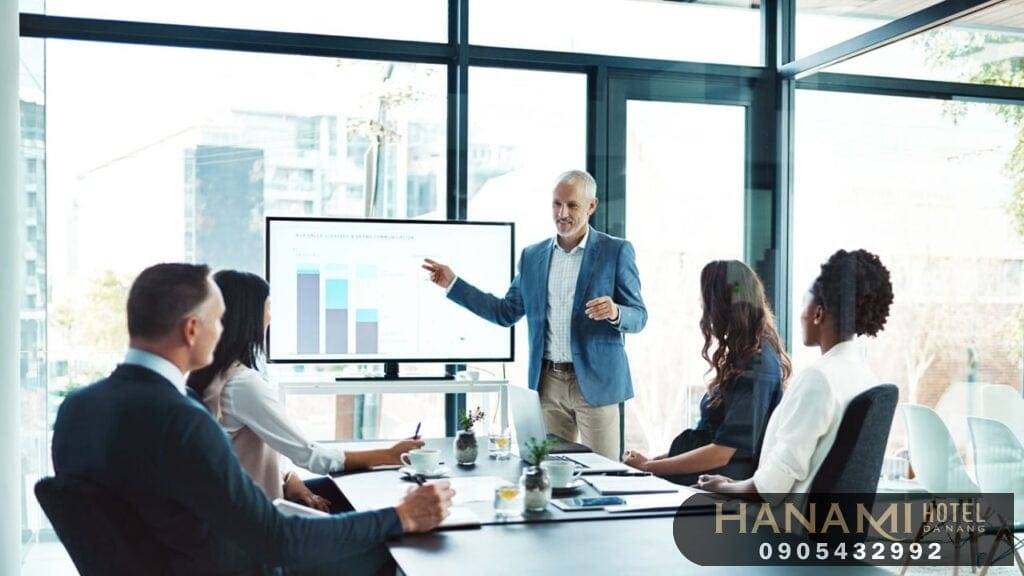 CEO khách sạn là gì