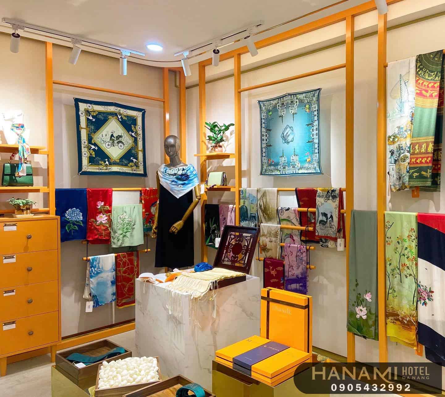 Cửa hàng bán khăn choàng cổ Đà Nẵng