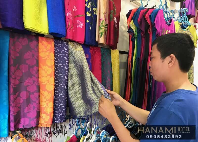 Cửa hàng bán khăn choàng cổ Đà Nẵng