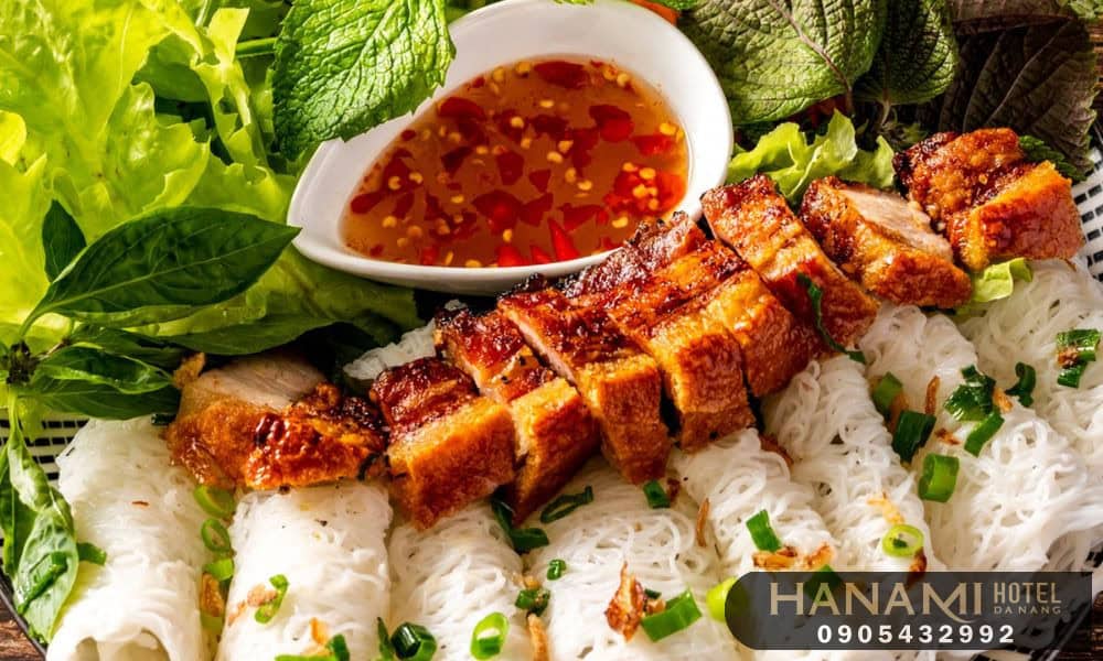 Bánh hỏi thường ăn kèm với gì? 